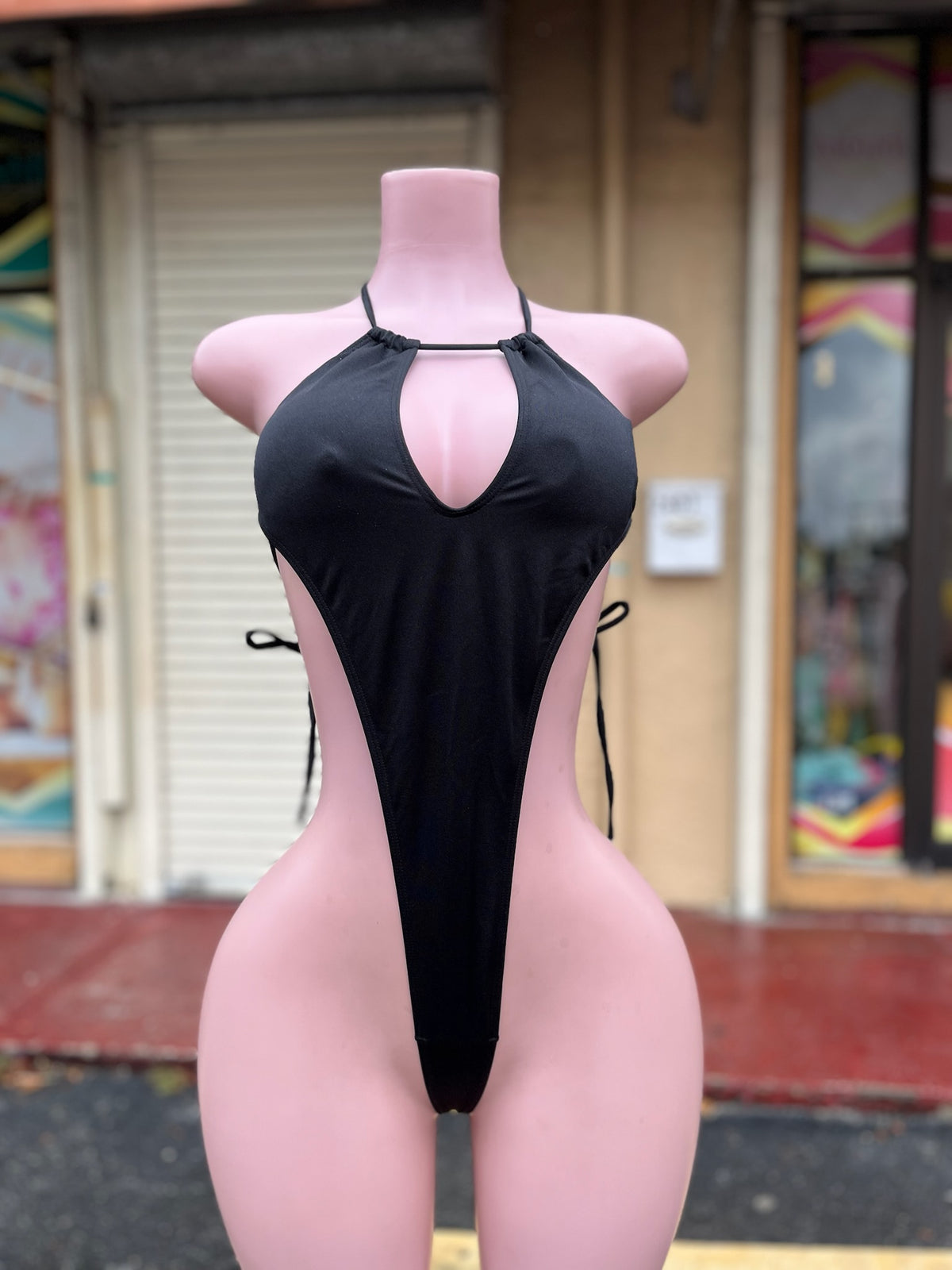 セクシーなタイアップモノキニ